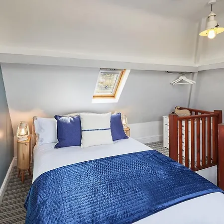 Host & - No 3 Sandside *