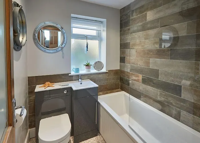 Host & - No 3 Sandside *