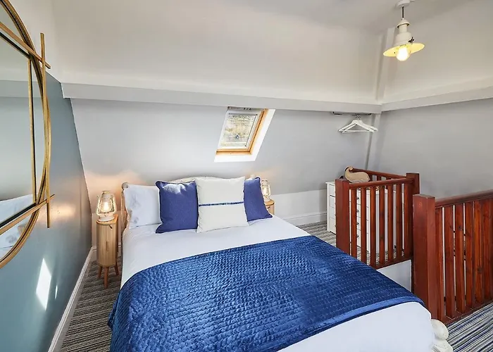 Host & - No 3 Sandside *